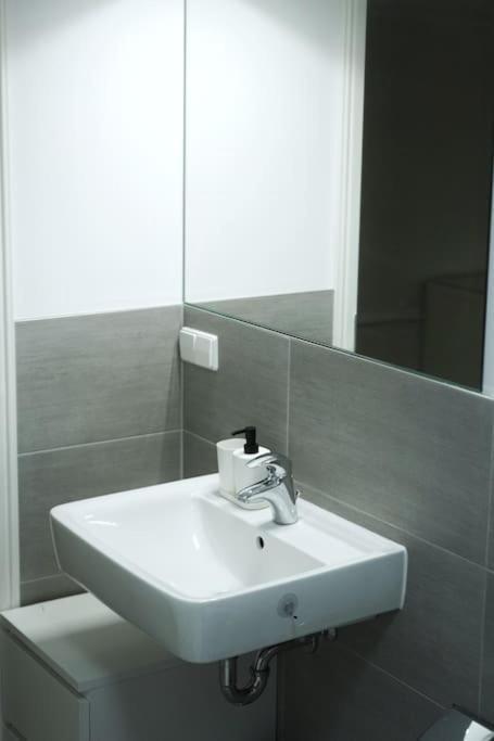 Central, Cozy & Beautiful Designed 2-Rooms Apt. Near River Berlim Exterior foto